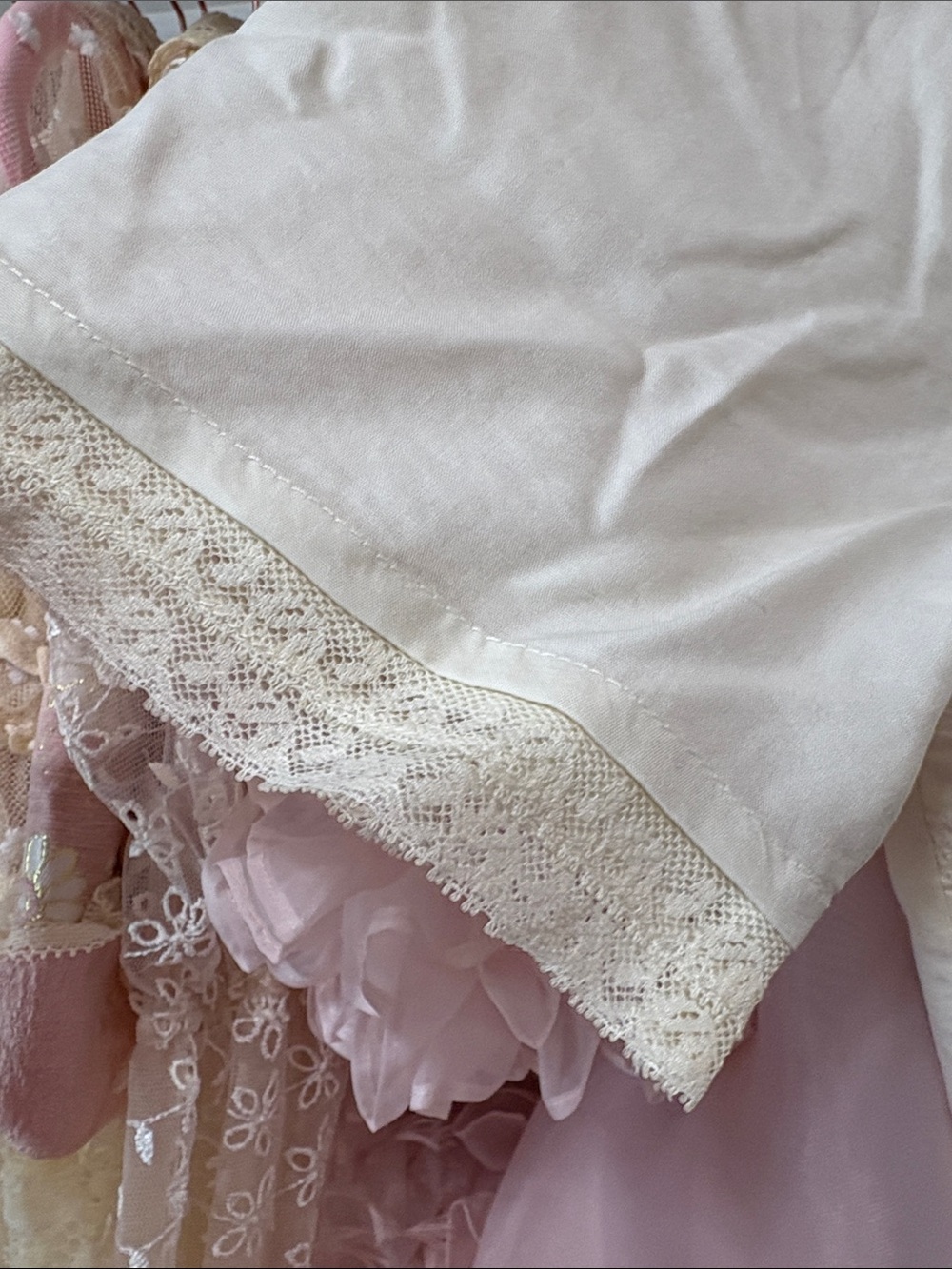 Vintage-Inspired Cream Midi Dress with Lace Trim - Picture 4 of 5